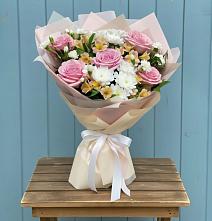 Букет цветов из:  Гвоздики, Орхидеи и Розы в Зуе