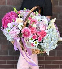 Цветочная композиция из Розы, Хризантемы, Пионы и Лизиантусы в корзине в Зуе