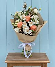 Букет цветов из:  Альстромерии, Лизиантусы, Розы и Хризантемы в Зуе