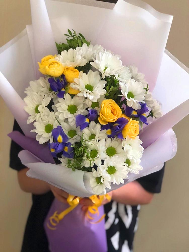 Букет цветов из: Ирисы, Хризантемы и Розы в Зуе