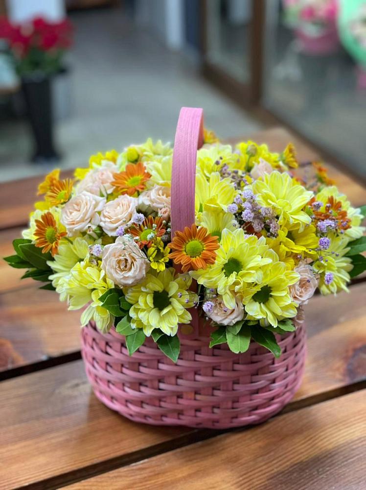 Цветочная композиция из Хризантемы и Розы в корзине в Зуе