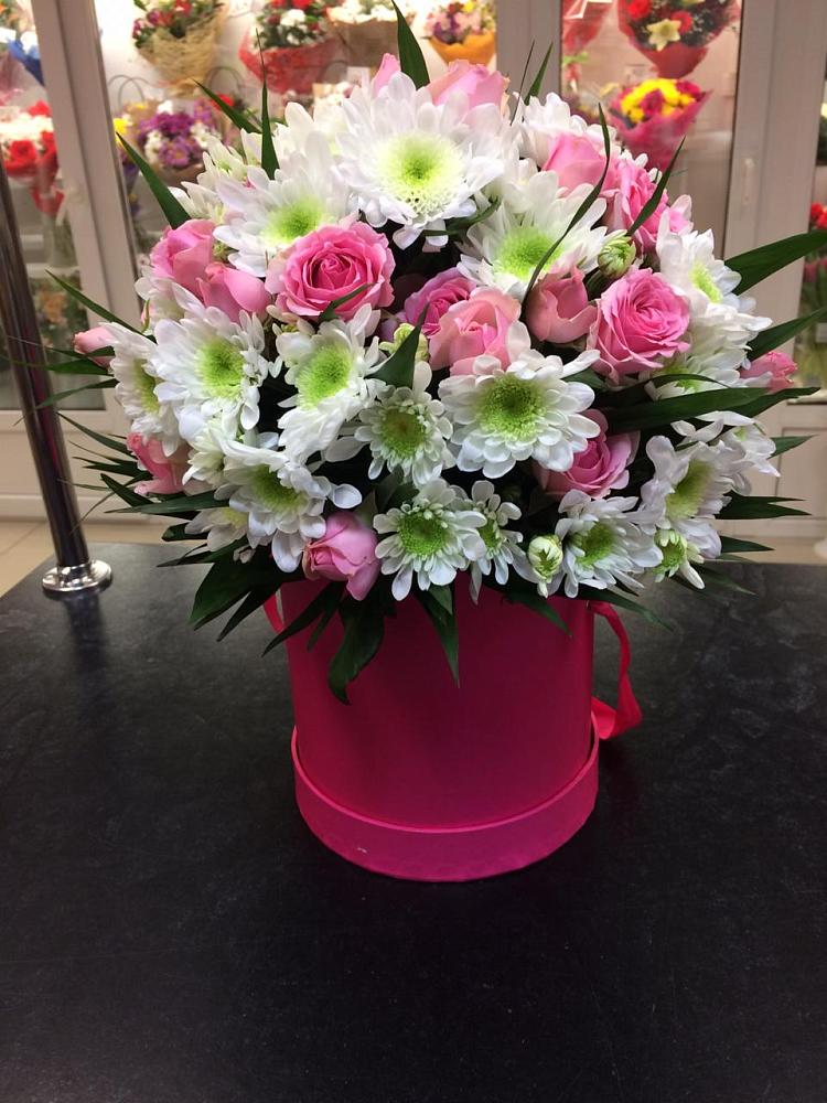 Цветочная композиция из Розы и Хризантемы в шляпной коробке в Зуе