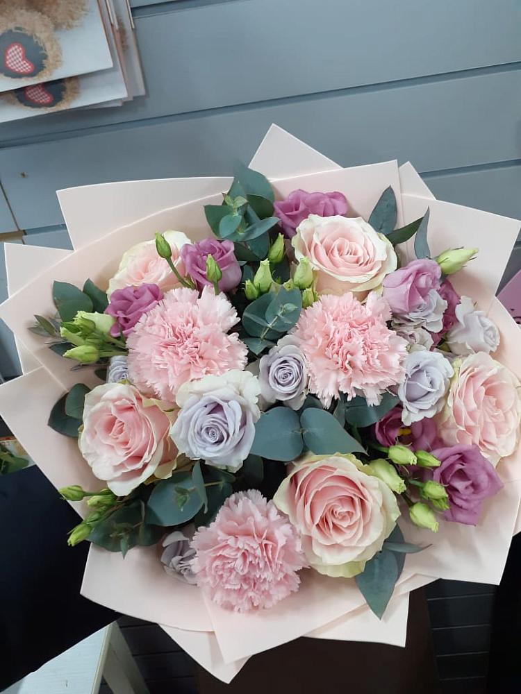 Букет цветов из: Розы, Гвоздики и Лизиантусы в Зуе