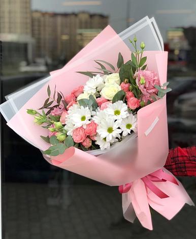 Букет цветов из: Розы, Лизиантусы и Хризантемы в Зуе