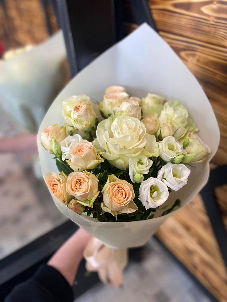 Букет цветов из: Розы и Лизиантусы в Зуе